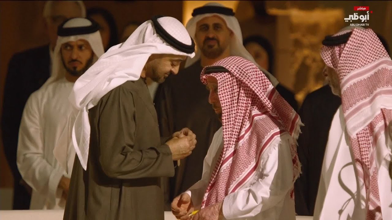 رئيس الدولة يكرم عبيد بن كنيش الهاملي بوسام وجائزة أبوظبي