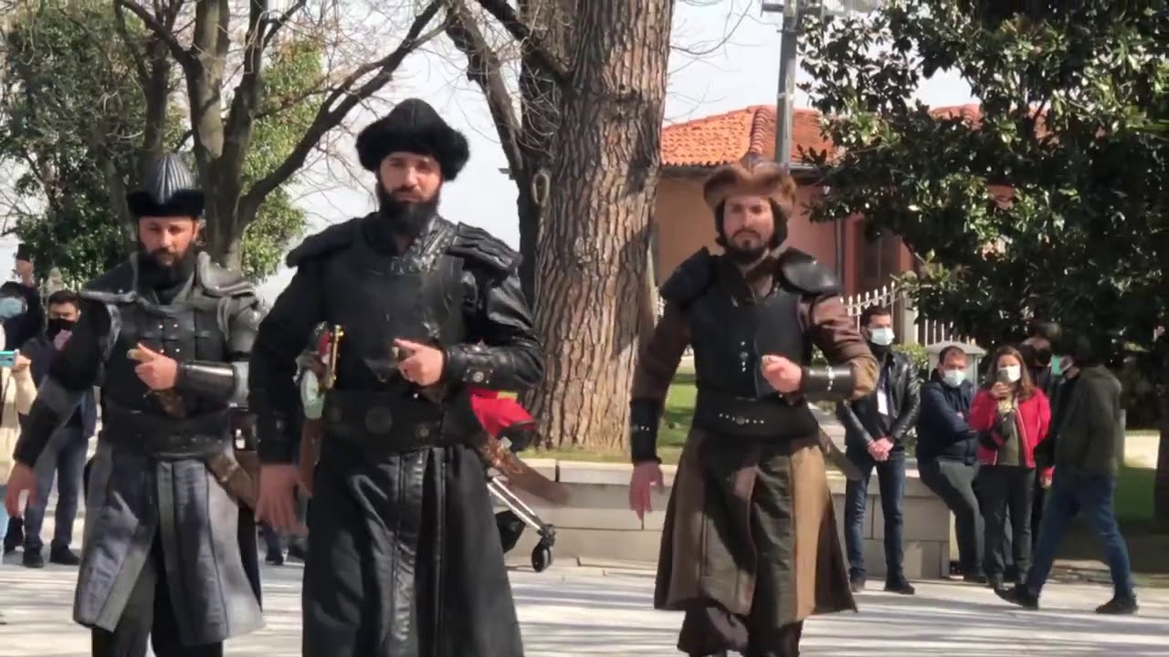 Osman Gazi Türbesi'ndeki saygı nöbeti ..nöbet değişimi تغيير الحرس في مقام عثمان غادي