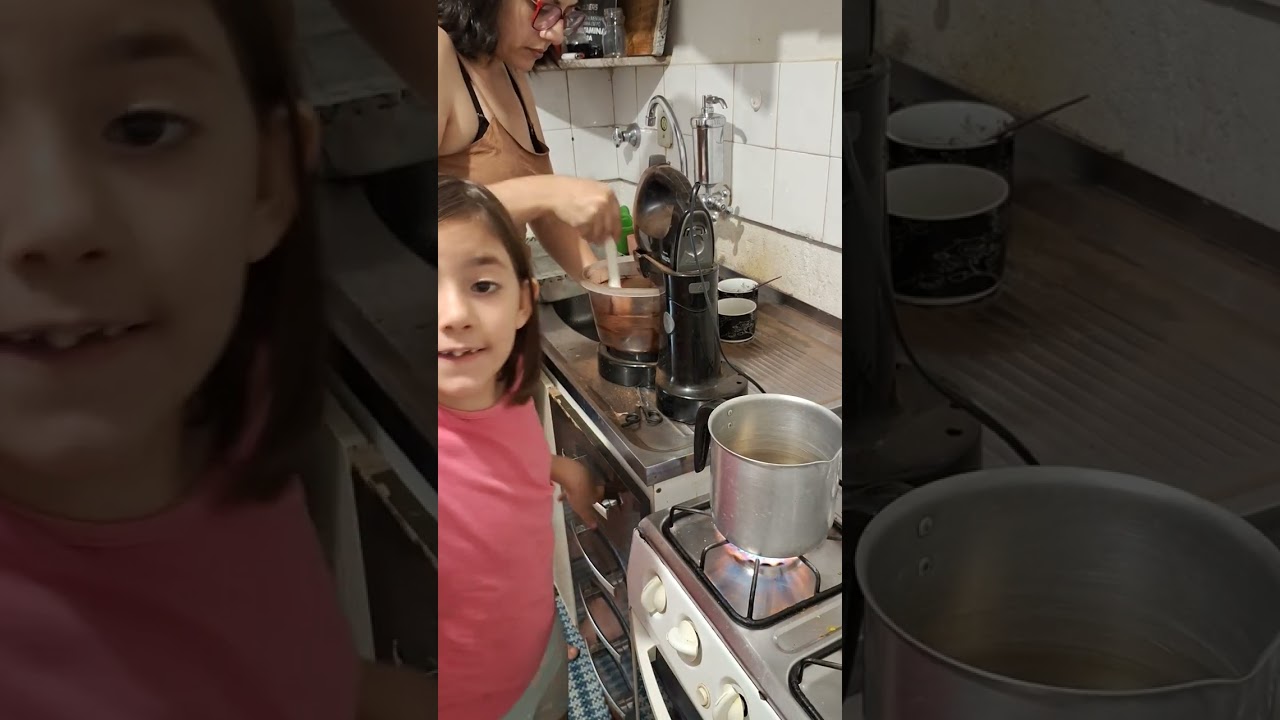 Bolo de chocolate com cobertura de chocolate para o aniversário do meu pai.