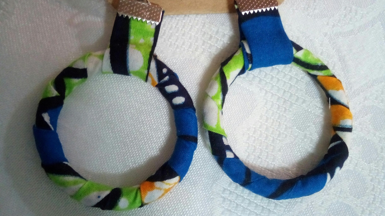 Argola revestida com tecido afro by Angolarte