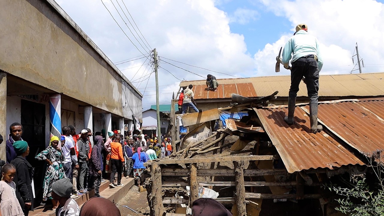 В результате стихийного бедствия в Аруше жители снесли ценные дома, утверждая, что пожарная машин...