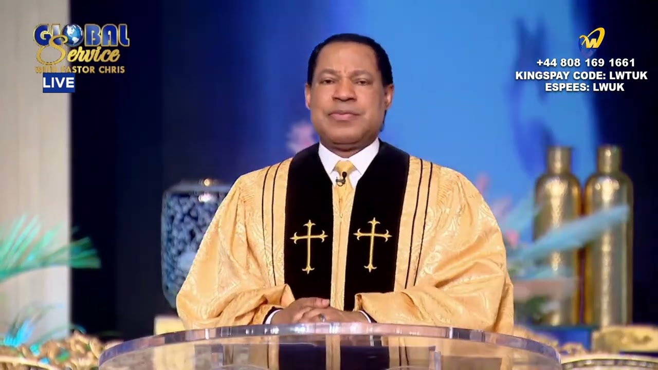 Пастор Крис проповедует «Послание года полноты» на богослужении в январе 2025 года.