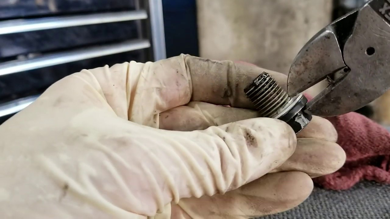 Удалить раздавленное металлическое уплотнение маслосливного отверстия, Механик Хак