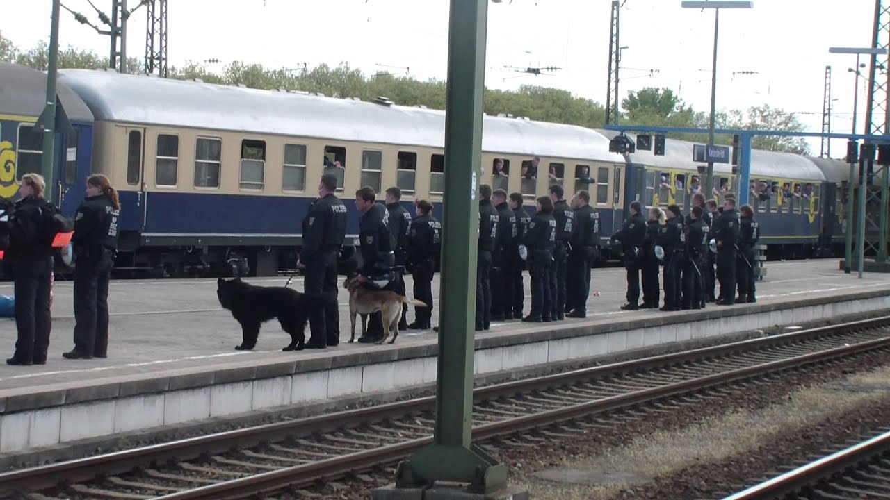 Fussballfanzug bei der Ausfahrt und viel Polizei am Bahnsteig am Karlsruher Hauptbahnhof