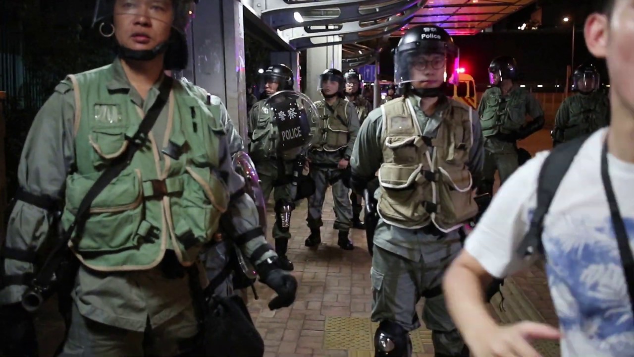 香港警察無理驅趕街坊