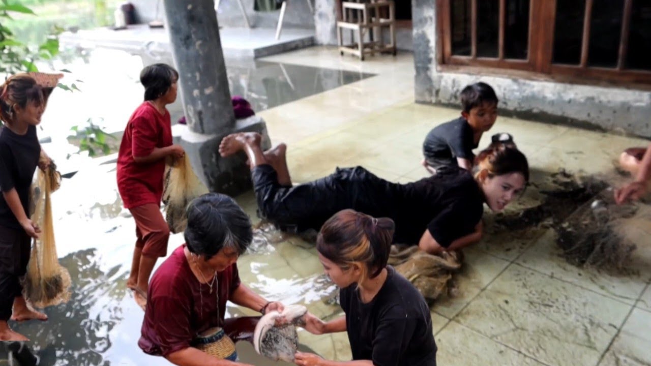 Jala pas banjir dapat ikan monster || pak tuslim kegigit ular hitam