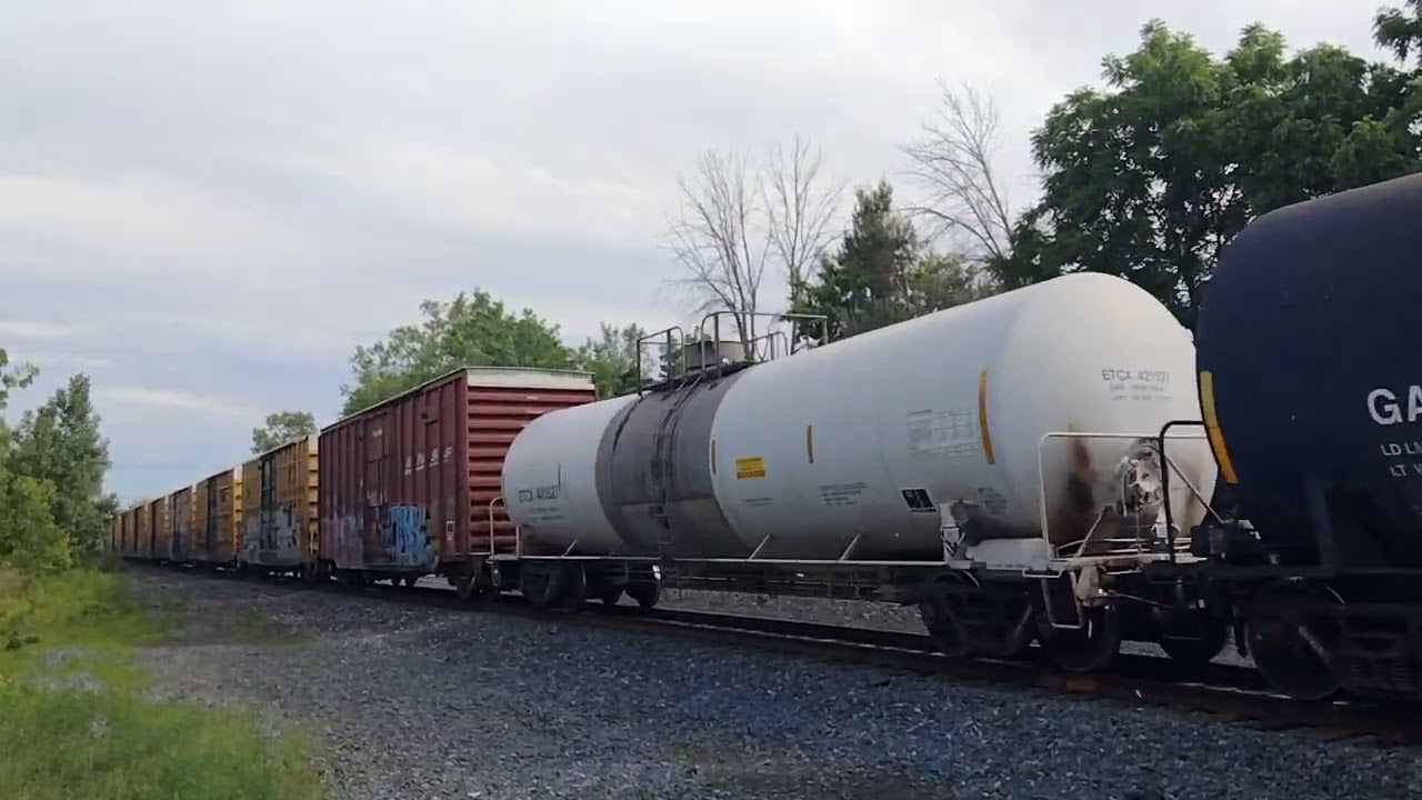 CSX 8662 Leads 6500 North to Niagara Falls