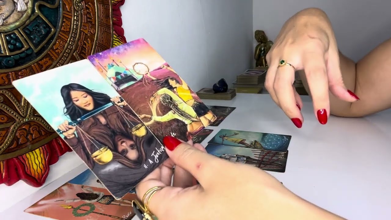 O que está SENTINDO e PENSANDO ❤️💭 Quais serão as ATITUDES nos próximos dias? TAROT 🔮
