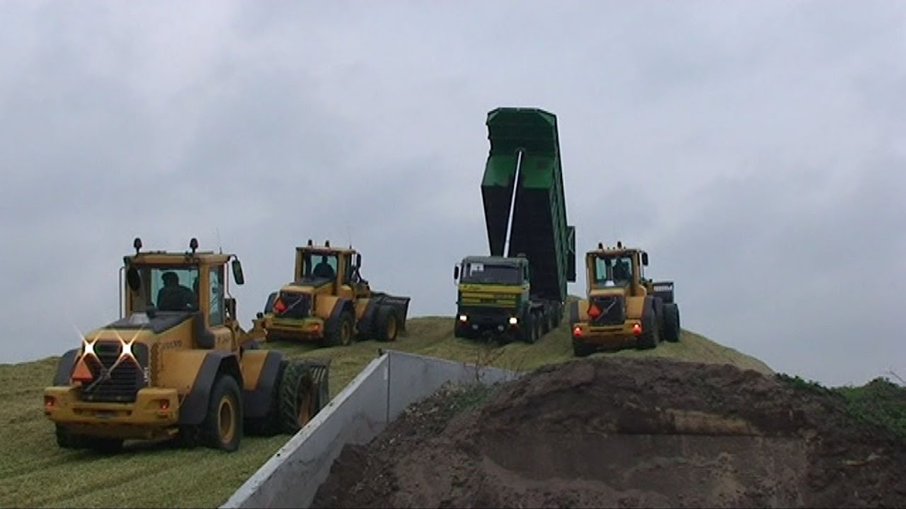 Maïs 2009 Loeffen met 4 Volvo's,vrachtwagens en fendt's op de kuil
