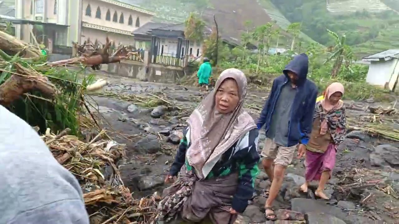 BANJIR BANDANG DI DESA SERANG KEC KARANGREJA PURBALINGGA JATENG 13 RUMAH HILANG. 