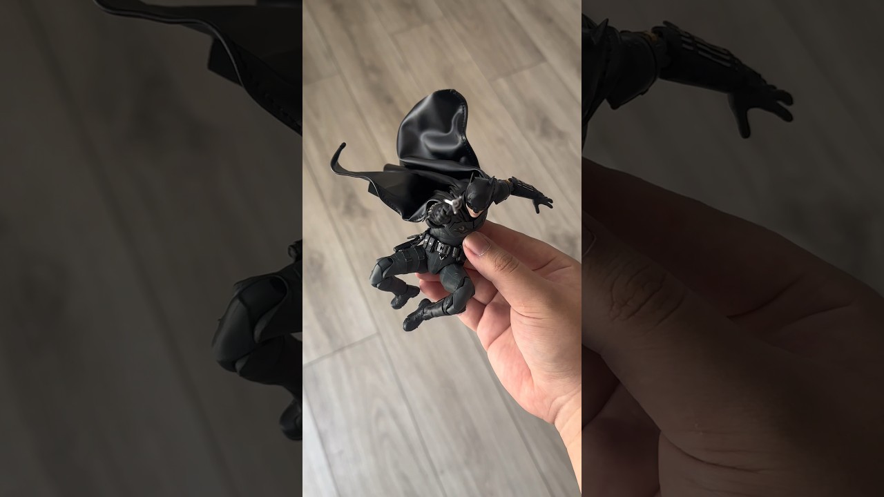 Posing with MAFEX The Batman 