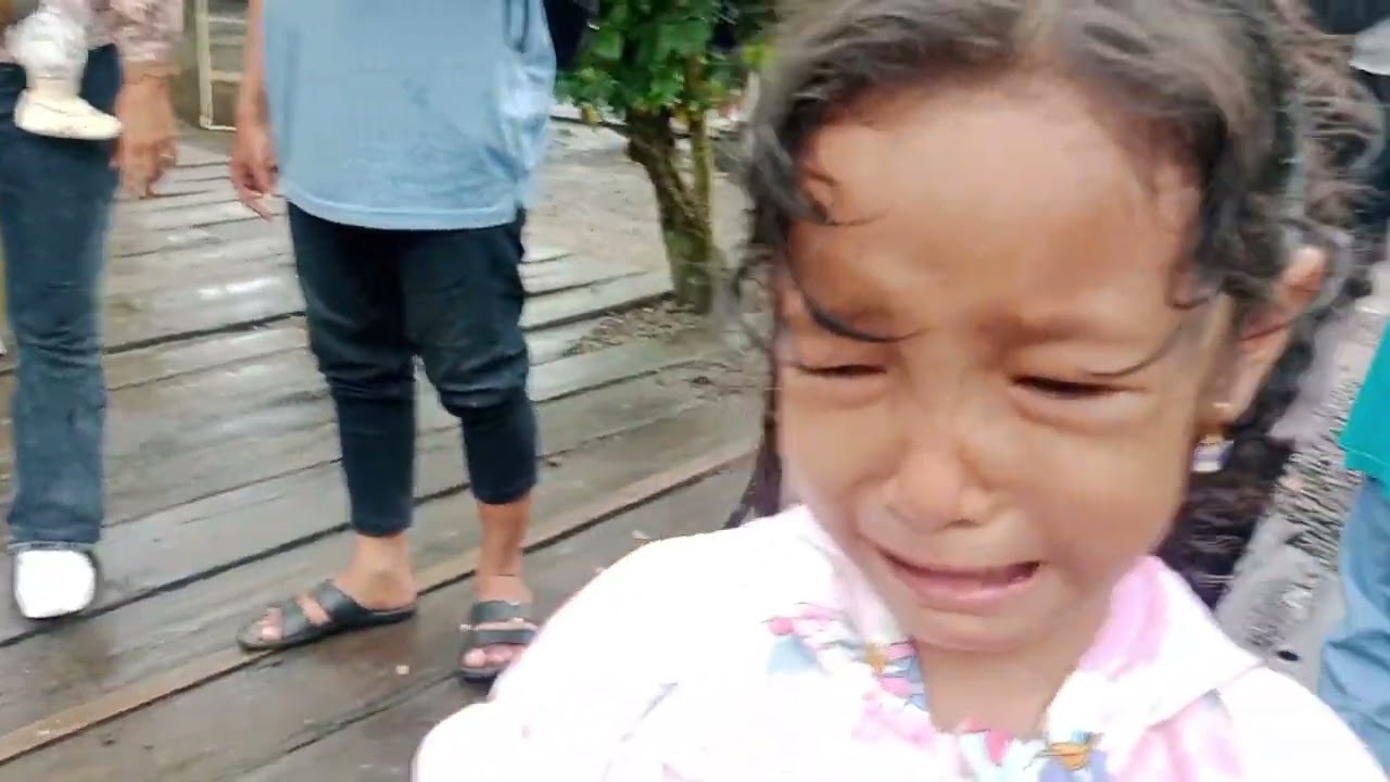 Kakak putri nangis ngasih makan burung dipatok jarinya