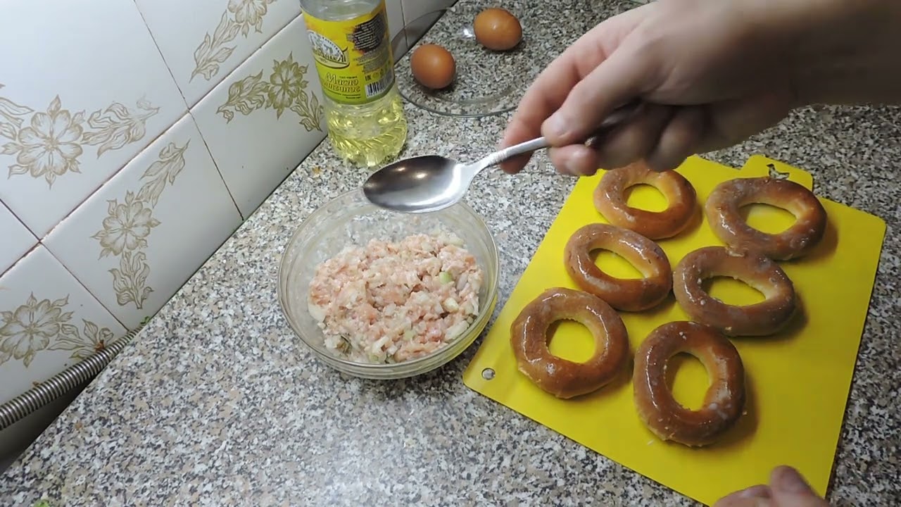 Бублики с фаршем на сковородке