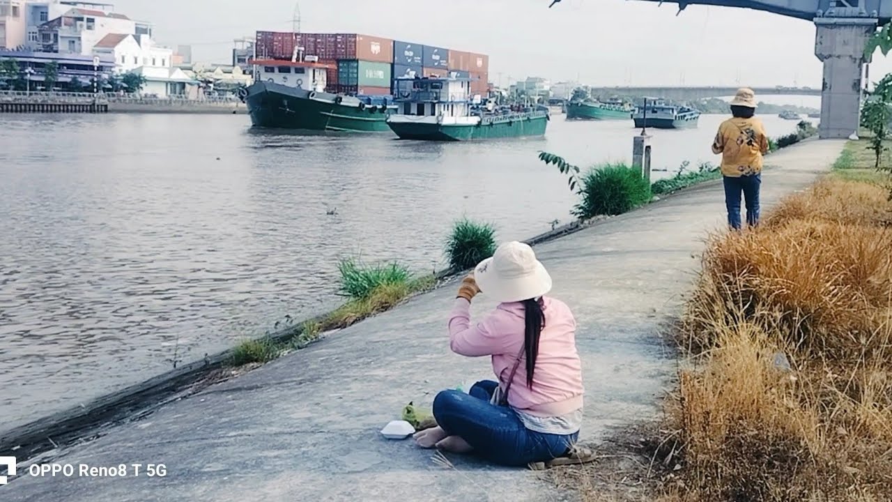 Tàu Đầu Kéo, Sà Lan Chạy Rất Nhiều Trên Kênh Chợ Gạo.