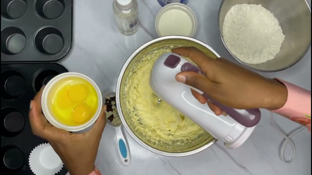 How to make fluffy vanilla cupcakes