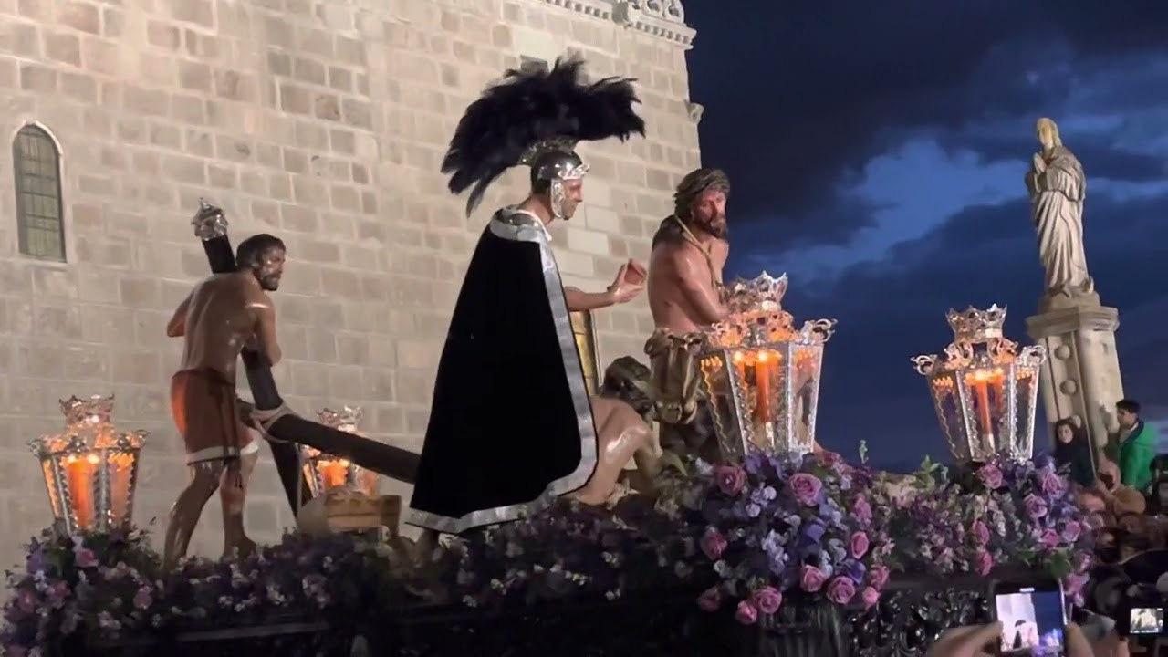 El Cristo de la Humildad se da un baño de multitudes al salir de San Juan de los Reyes