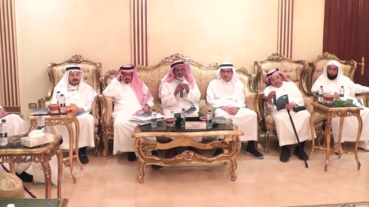 احتفاءً بالأسبوعية في عقدها الأول, يدير الحوار الدكتور يوسف حسن العارف الجزء 1