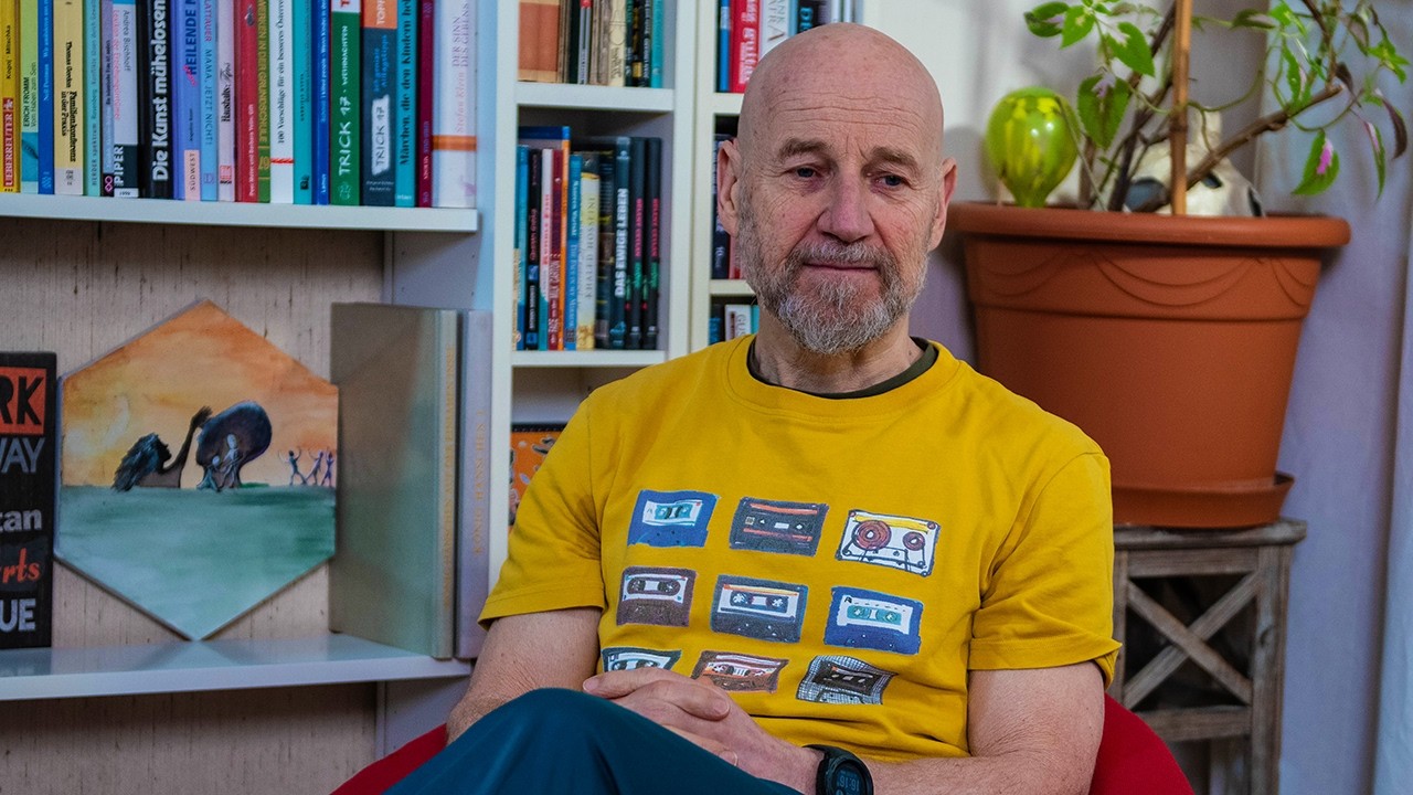 V&ouml;llig unerwartete Seite von Roland D&uuml;ringer - AUF DEM ROTEN STUHL