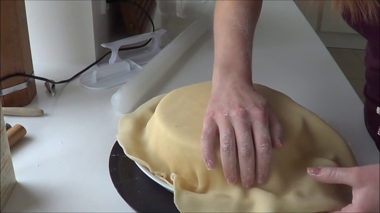 Sådan overtrækker du en kage med marcipan eller fondant