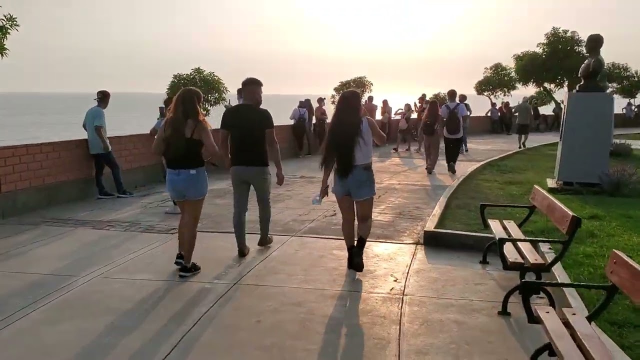 Caminando por el Malecon de Miraflores al Atardecer , Parque del Amor