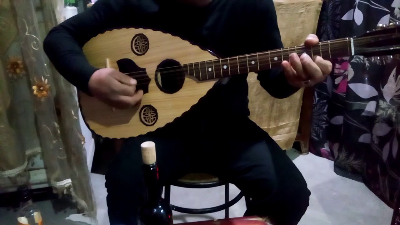 Un kabyle joue au mondole