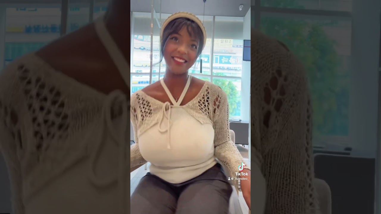 👩🏾‍❤️‍💋‍👨🏻 