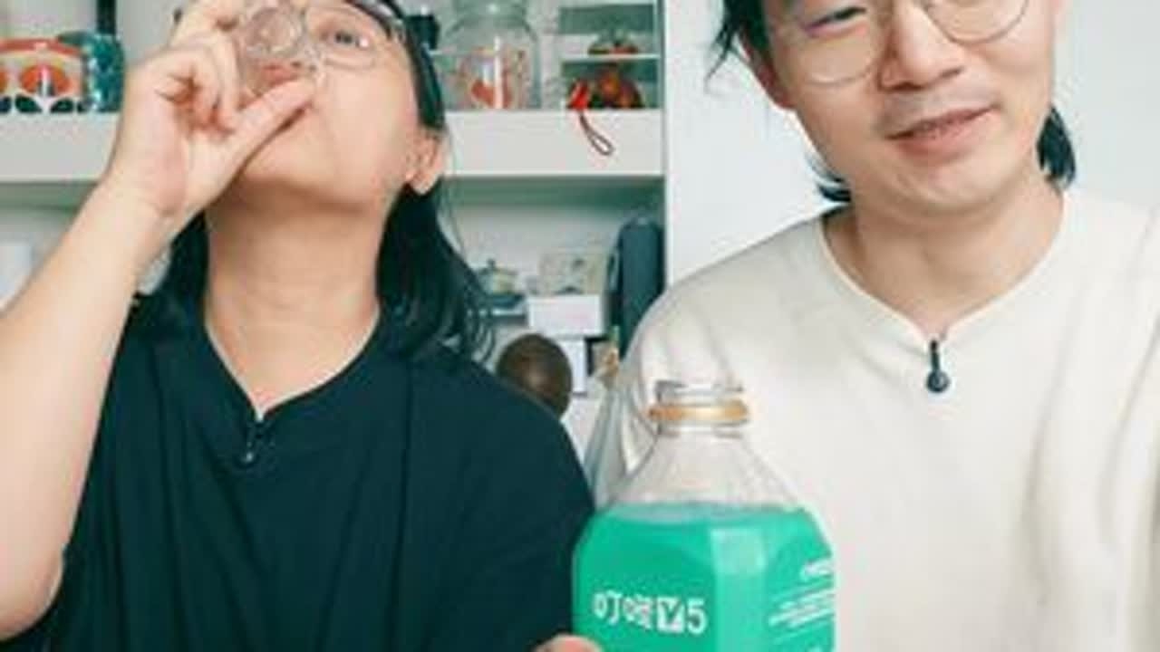 2025夏季冰箱常备大桶茶随意乱评（2） 参赛选手：叮咚 v5 定制系列、小象乌龙茶、别样泡泡生茶、伊藤园绿茶 #好好吃饭大赛  #夏季茶饮 #冰箱必备饮料 #伊藤园 #生茶