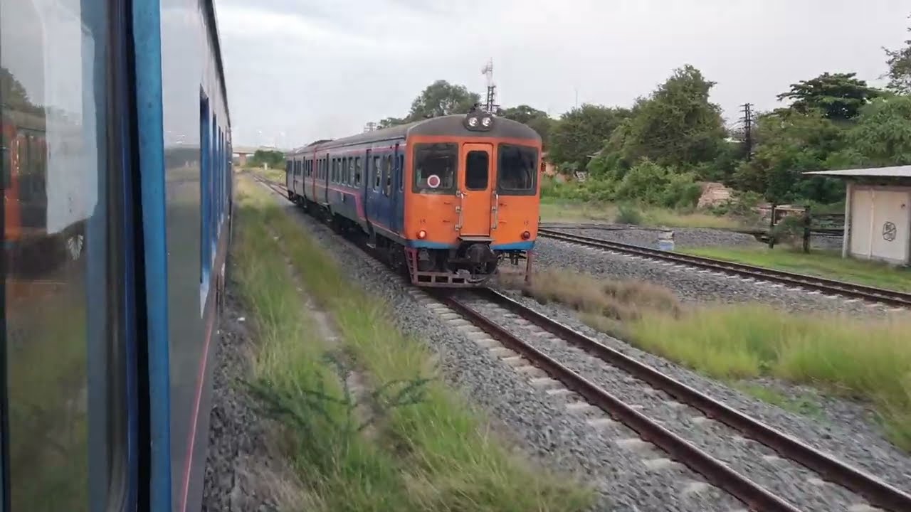 เหมือนรถไฟแข่งกัน ออกตัวตีคู่กันเลย รถท้องถิ่น 430 และ 440 ที่ชุมทางบัวใหญ่