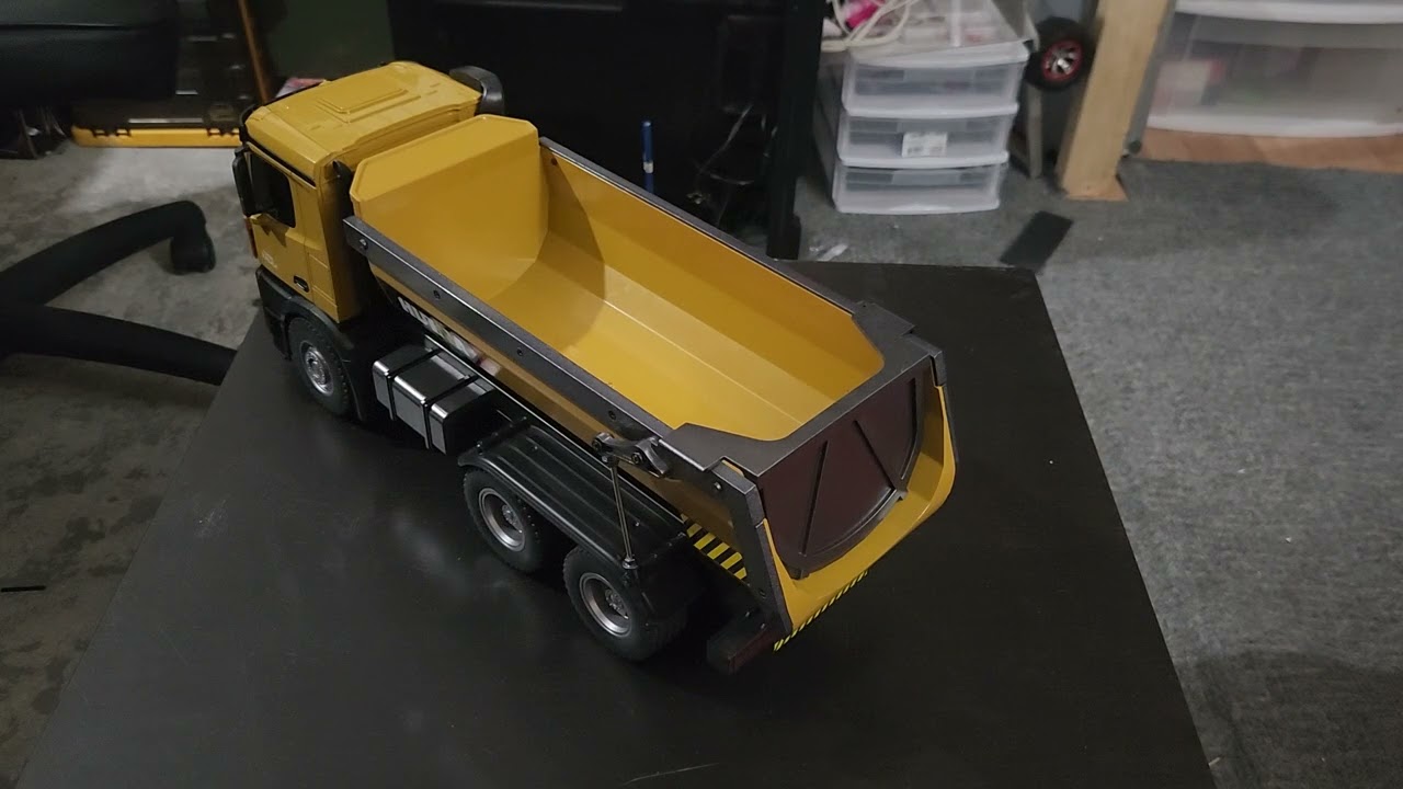 Huina 1573 dump truck is here.