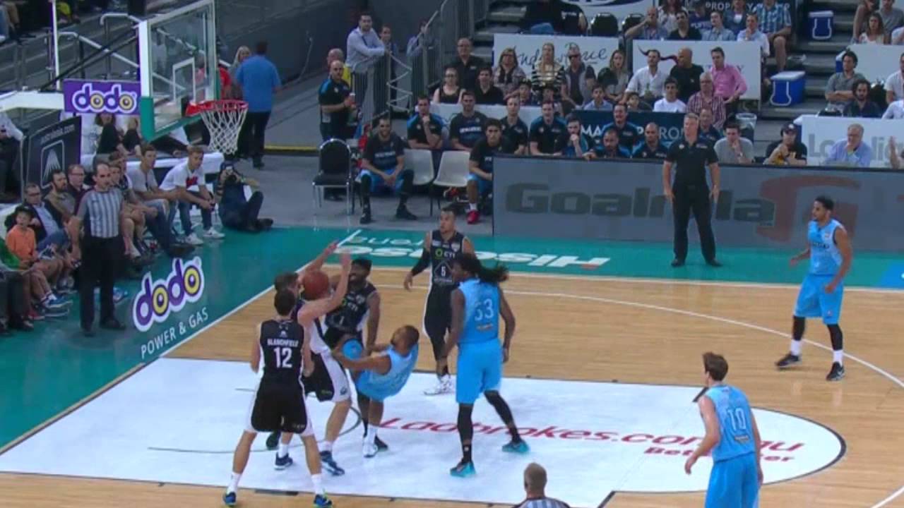 2016-02-18 New Zealand Breakers vs. Melbourne United - Mika Vukona Game 1