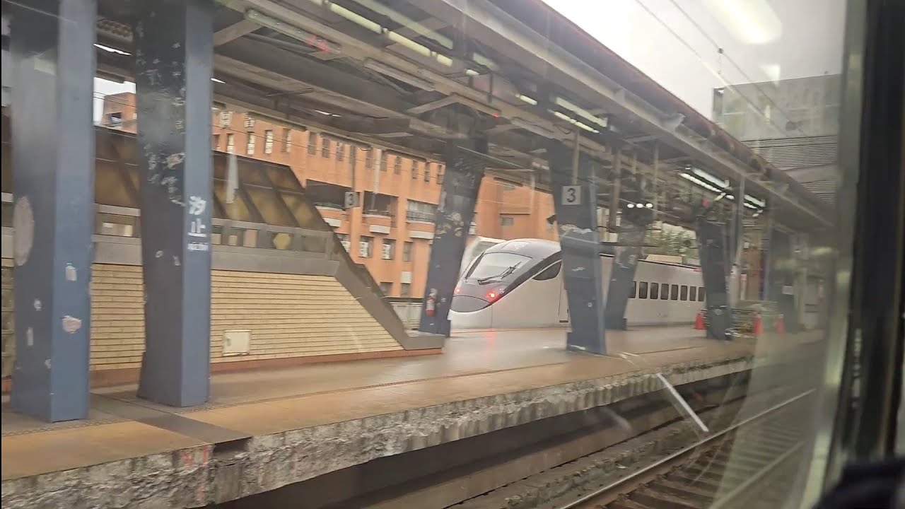 1151次基隆發車開往新竹的銀綠色微笑號EMU900型十輛一編組EMU931區間車，和207次壽豐發車經由北迴線開往樹林的EMU3000型十二輛編組EMU3013皮蛋豆腐騰雲號紅色帶新城際自強號列車