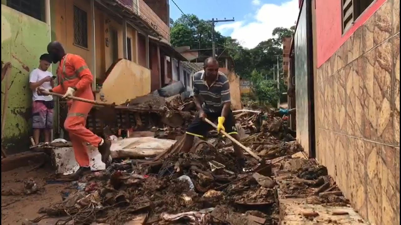 Las víctimas del temporal de Brasil despejan los escombros del desastre | AFP