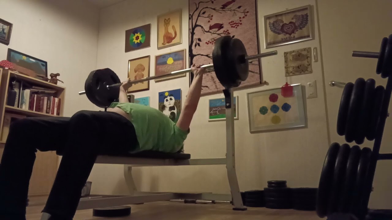 @ Tavallinen penkkipunnerrus levytangolla kotona 61 kiloa 15 toistoa|sarja 