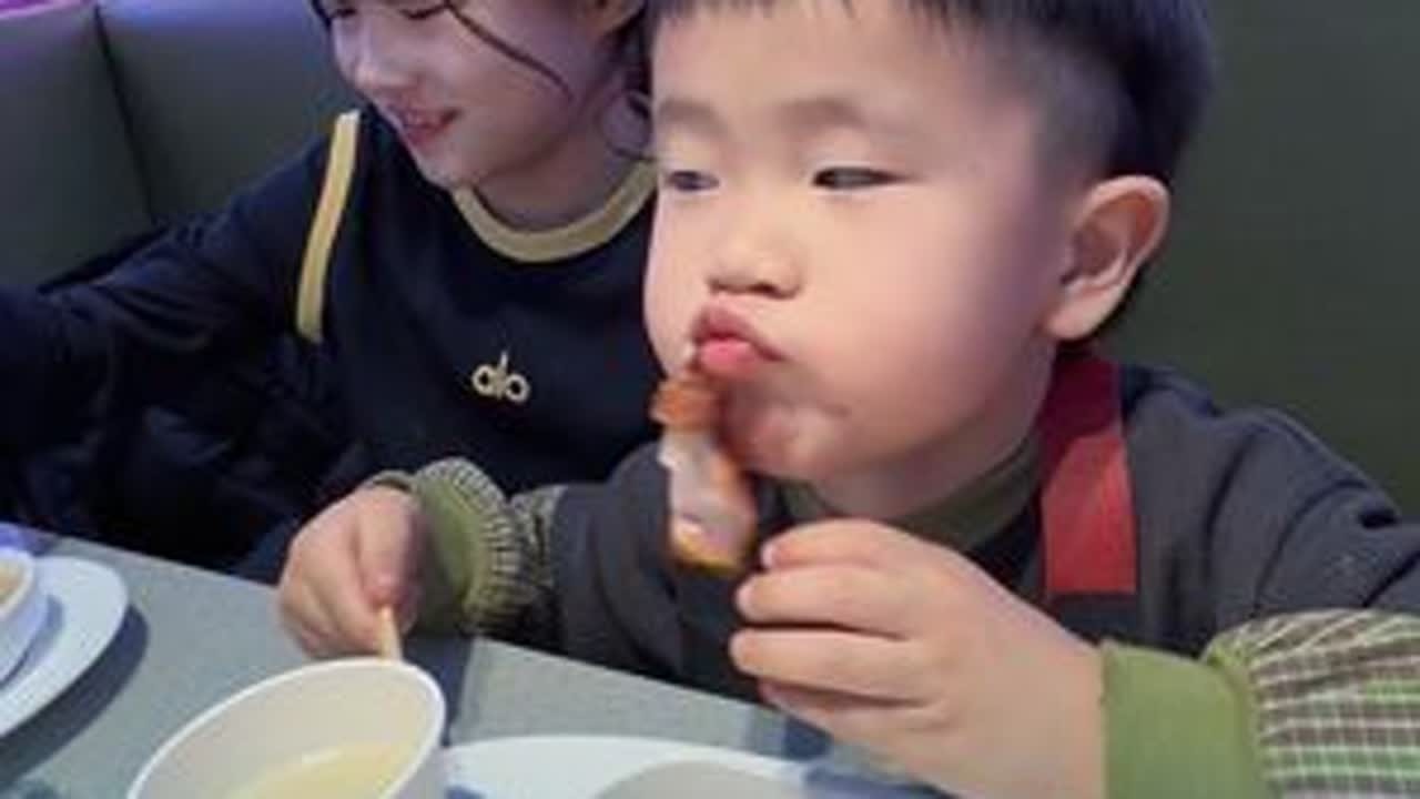 今天初五不走亲戚，和路虎爸爸三个兄弟去混海底捞！ 路虎总有出其不意的语言！不知道该咋养他，在能力范围内护他安全吧！都是第一次当父母的！