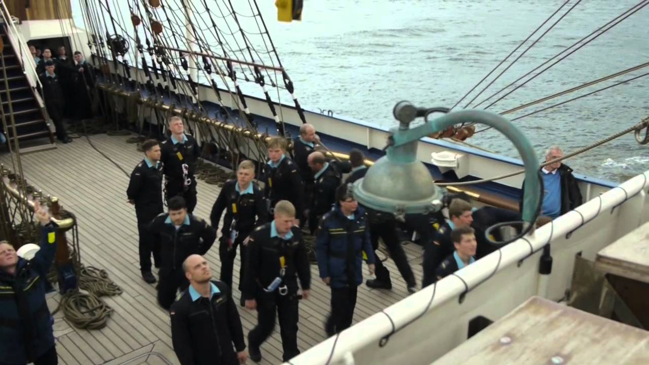 Einlaufparade an Bord der Gorch Fock beim 824. Hamburger Hafengeburtstag 2013