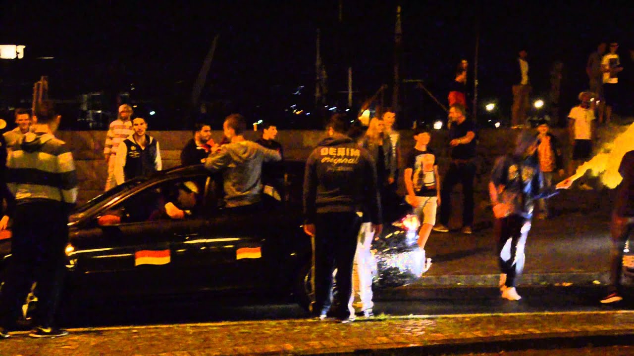 Ausnahmezustand in Vegesack am Bahnhof nach WM-Sieg der Deutschen...