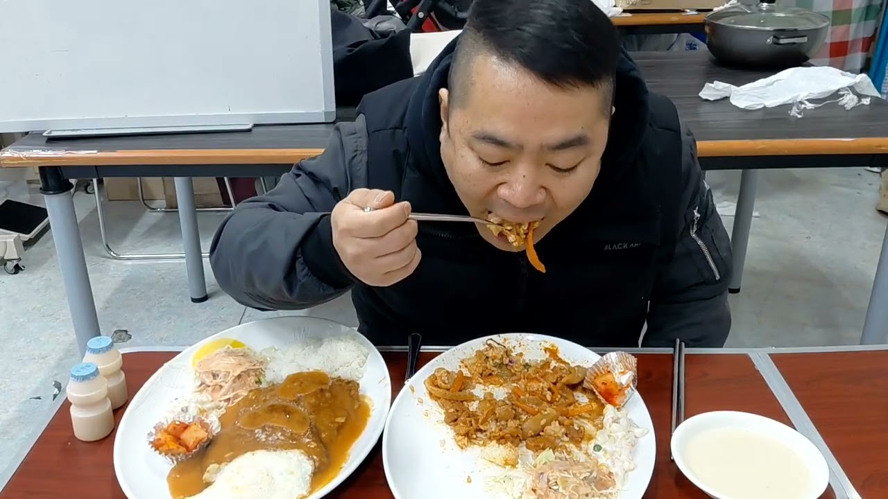 일요일 출근후 제육덮밥+함박스테이크+돈까스에 밥 맛있게 먹고 퇴근합니당^^ 