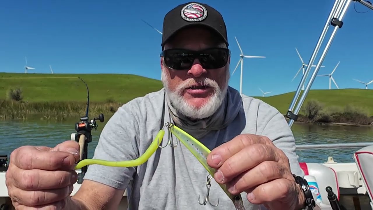 Как правильно оснастить приманку в виде червя для ловли полосатого окуня (трюк с трубкой и червем)