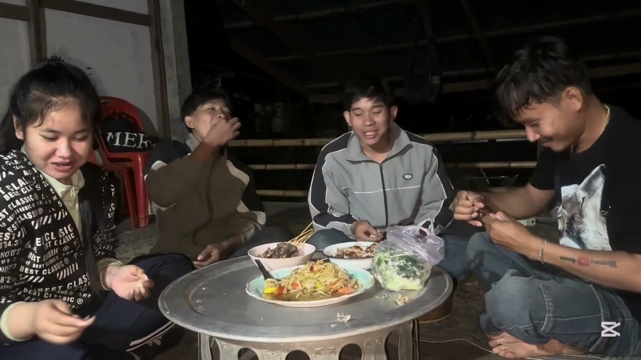 มีผู้บ่าวมานอนที่บ้านสองคนเลยทำส้มตำกับปิ้งมาสู่//ມີຜູ້ບ່າວມານອນທີ່ບ້ານເລີຍເຮັດແນວກິນຕອນຮັບ