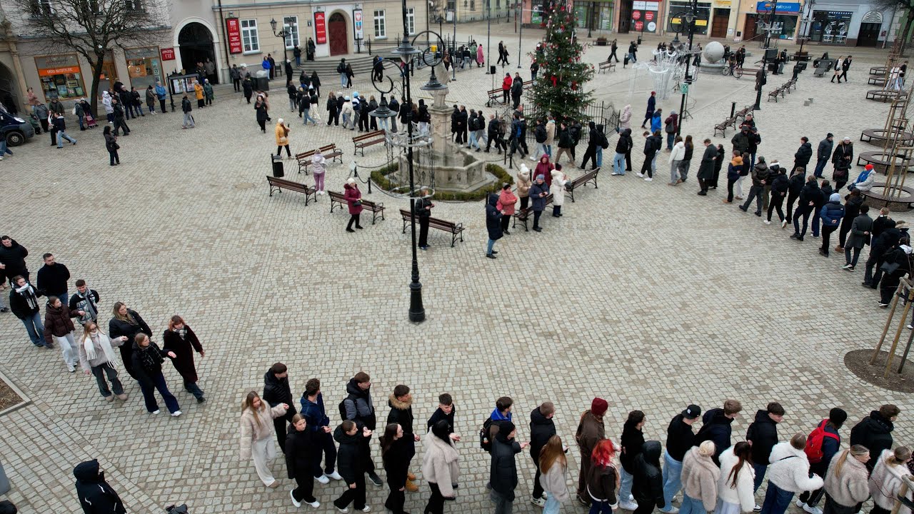 Zatańczyli poloneza na dzierżoniowskim rynku