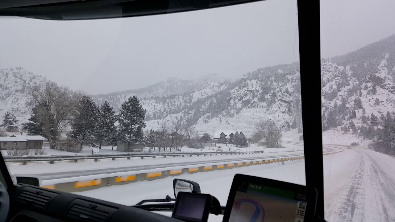 Burza śnieżna . Montana G&oacute;ry Skaliste. Przez brudną szybę