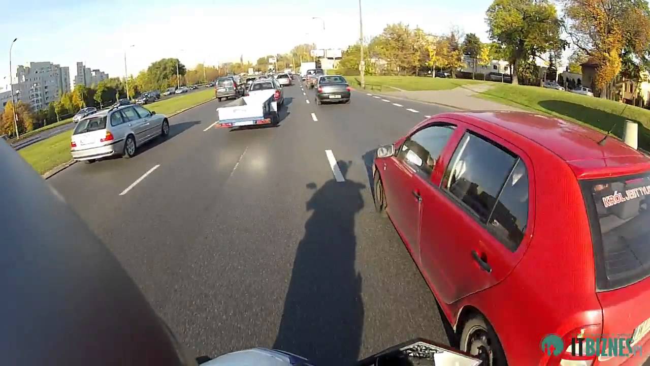 Jazda skuterem w korku (tzw. traffic filtering/lane splitting)