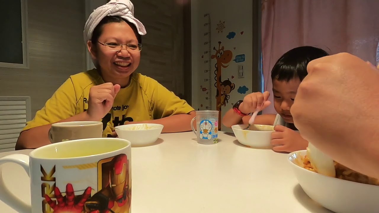 老婆煮無骨雞腿咖哩飯..全部吃光光｜桐桐要我別喝汽水