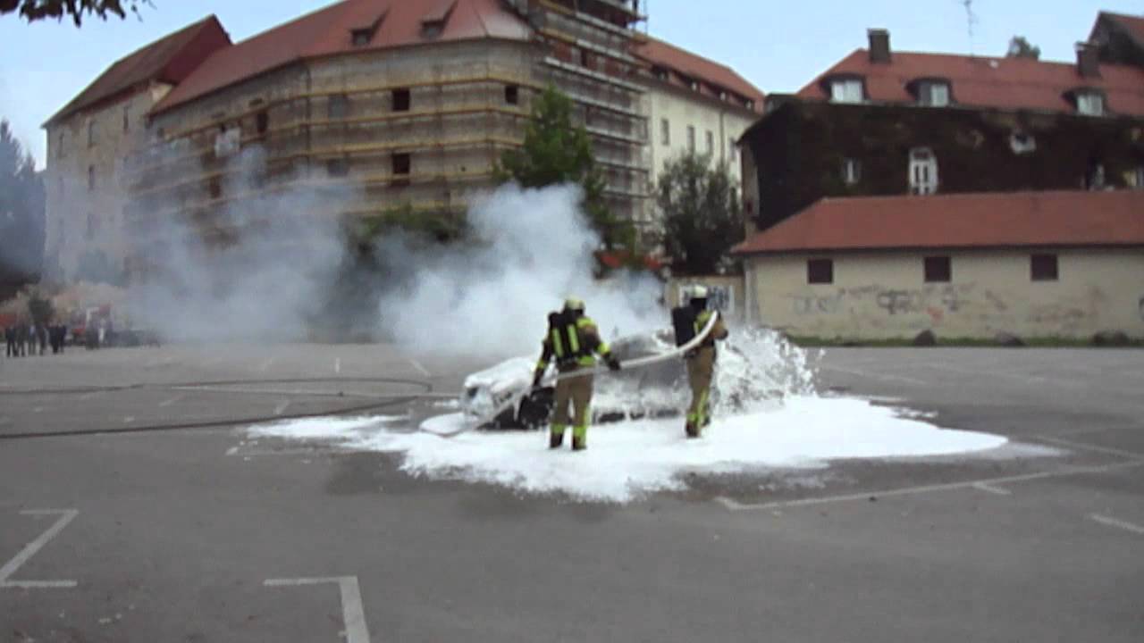 Gašenje osebnega vozila - PGE Celje