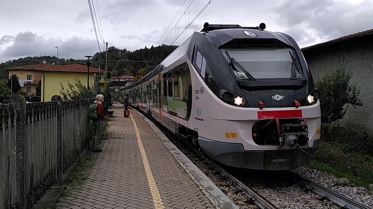 Trasporto Ferroviario Toscano ETR425 055 a Pratovecchio: 25/10/2023.