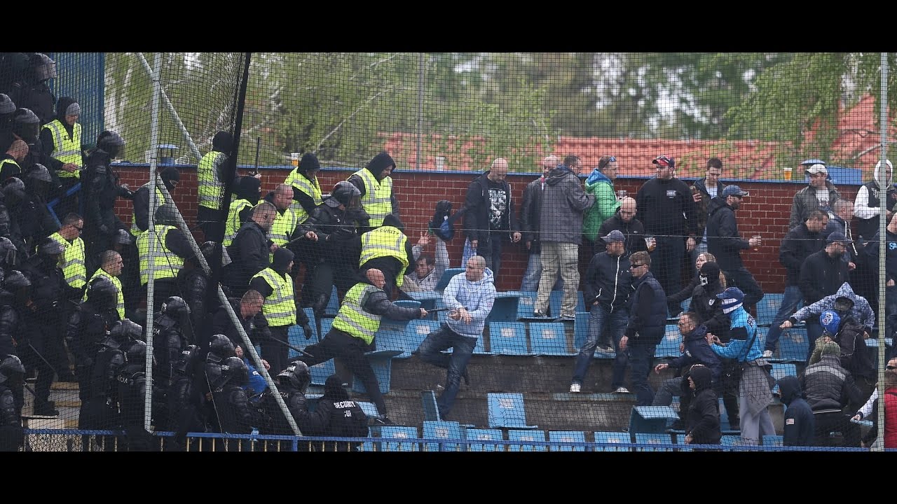 DAC–Slovan: székdobálás, bunyó, gumibotozás – így balhéztak a szlovák ultrák