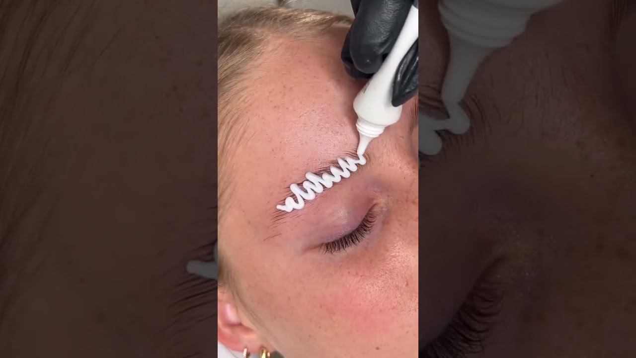 LE BROW LIFT ET LA TEINTURE HYBRID ⬇️✨: - Le « brow lift » avec teinture hybride est une technique
