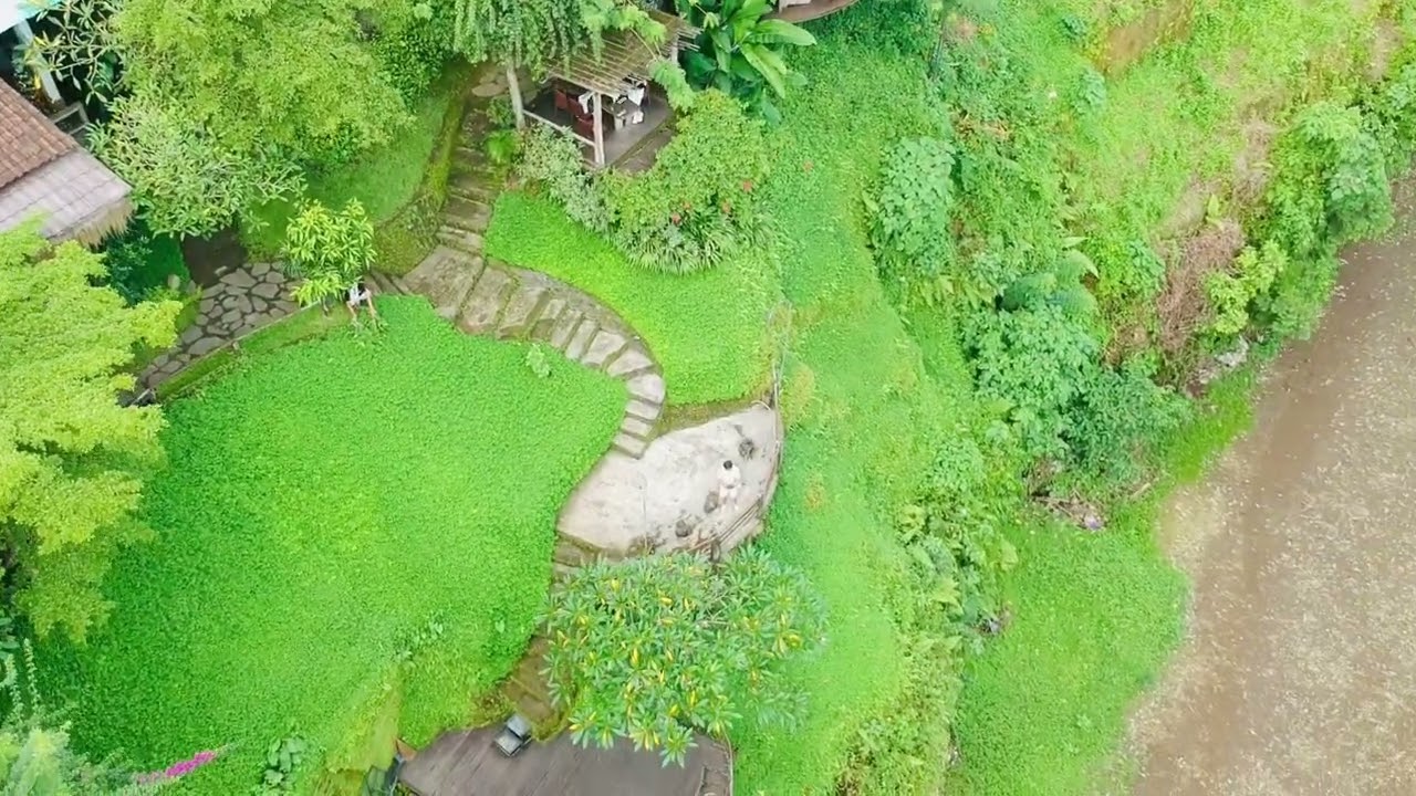 Pov warung layana di jalan raya goa gajah ubud bali