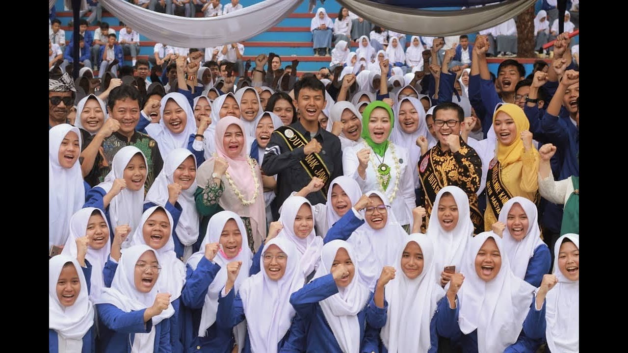 Bu Cinta Atalia Sarling di SMANSA Cianjur