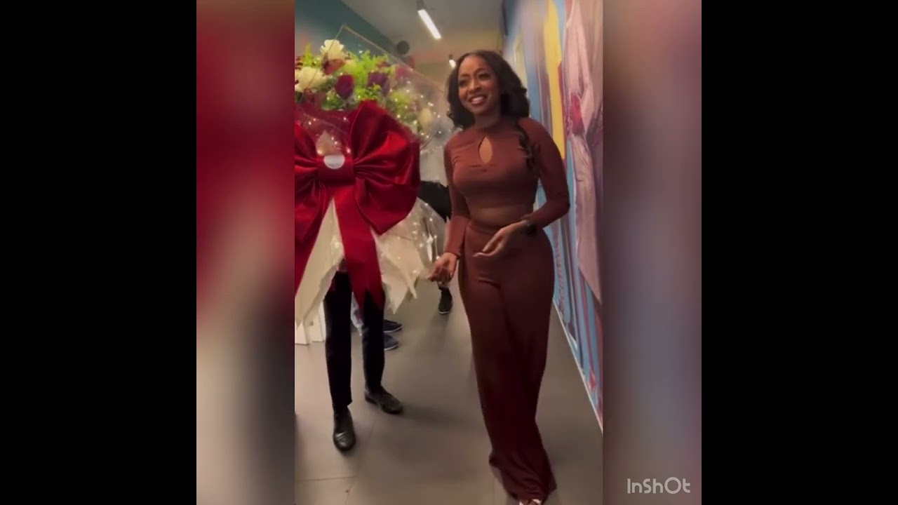 CARLA DJAMILA(a patroa) RECEBE UM buquê De 100 ROSAS